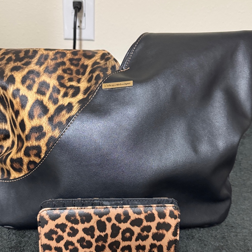 Catherine Malandrio with unbranded wallet